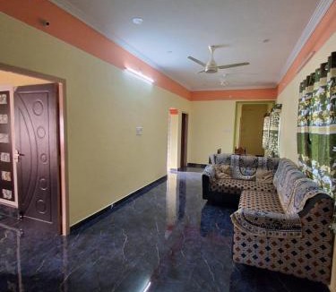 Tiruvannamalai House | Sri Murugan Homestay Living