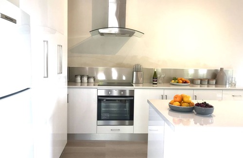 Launceston CBD House | St John CBD spectacular views Free WI FI Netflix.