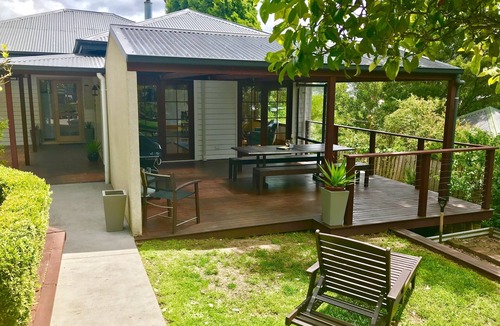 Launceston CBD House | St John CBD spectacular views Free WI FI Netflix.