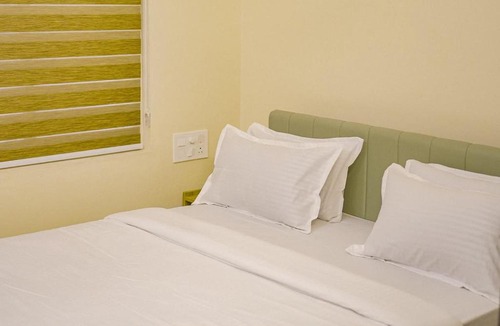 Alwaye Hotel | Standard Room Near CIAL Airport King Bed & Wi-Fi