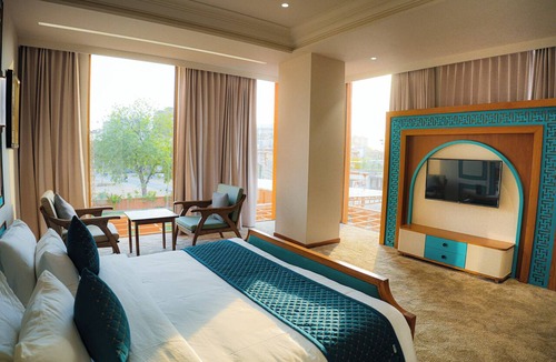 Ahmedabad Hotel | STATUS DINE BANQUET AND RESTAURANT