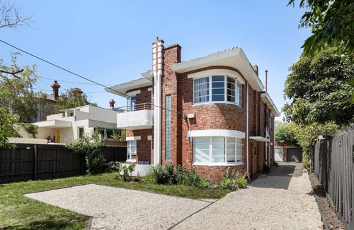 Brighton Apartment | Streamline Moderne apartment w/dedicated parking
