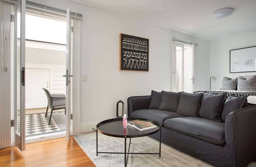 Lewisham Apartment | Stunning Studio with Alfresco Terrace near Trains
