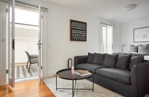Lewisham Apartment | Stunning Studio with Alfresco Terrace near Trains