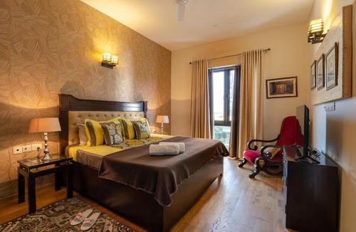 Sector 58 Apartment | Stylish 2BHK apartment with highspeed WiFi & kitchen near Golf Course Road, GGN