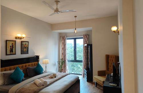Sector 58 Apartment | Stylish 2BHK Ground Floor Apartment with high speed WiFi and Kitchen near Golf course road