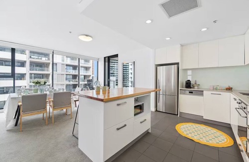 St. Leonards Apartment | Stylish 3BR St Leonards APT Metro, Train &Parking