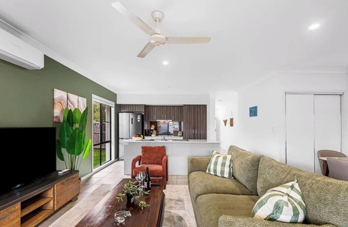 Coomera House | Stylish 4BR Sleeps Up To 8 Near Theme Parks