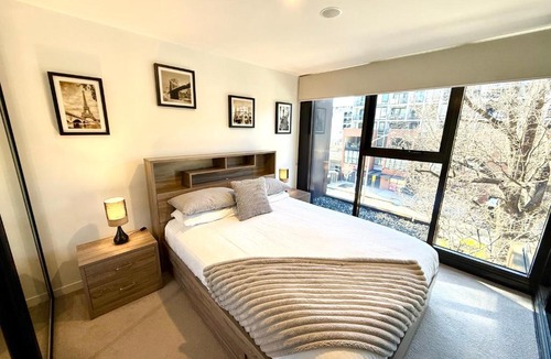 Braddon Apartment | Stylish Central Braddon 1 Bed, Pool, Gym, Parking