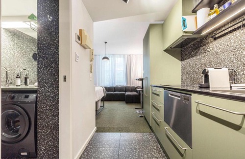 Carlton South Apartment | Stylish studio apartment opposite Carlton Gardens