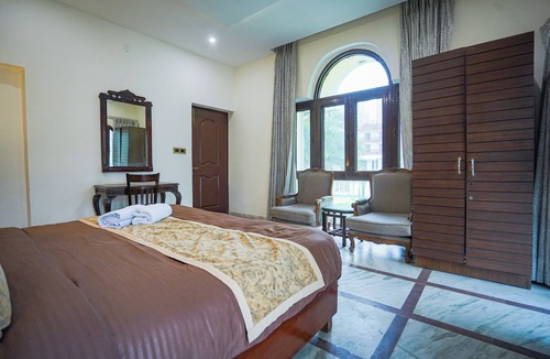 Gurugram House | Sunahari Bagh- Luxurious 5-bedroom farmhouse in Gurugram with WiFi, AC