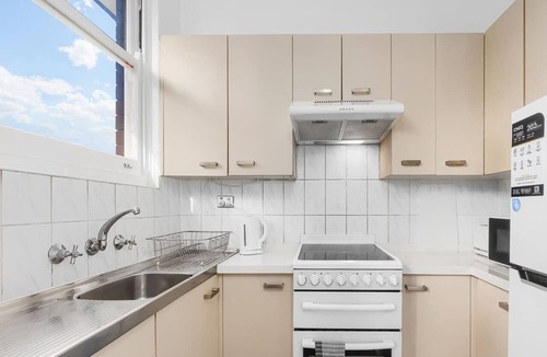 Brighton-le-Sands Apartment | Sunny 2BR Family Unit - Walk to Beach and Shops