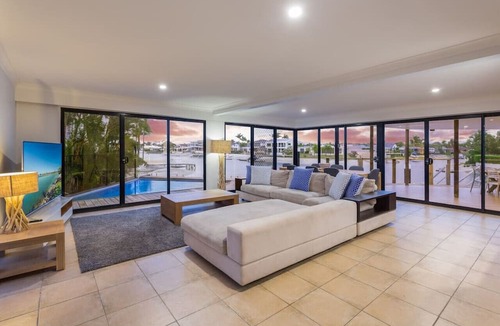 Broadbeach Waters House | Sunset Waters- Wrap-around Point Position with Wide Water Views