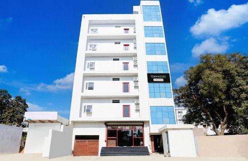 Varanasi Hotel | Super OYO Townhouse Balua Road Pahadiya