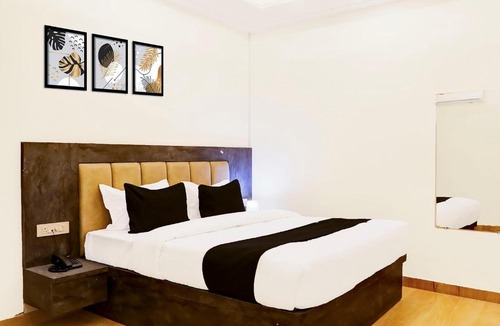 Varanasi Hotel | Super OYO Townhouse Balua Road Pahadiya