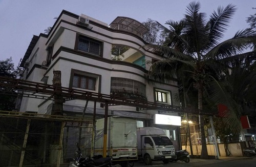 Pune House | Super Townhouse The Upper Room Near Pune Airport