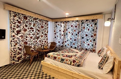 Laripora Hotel | The AISHANA PAHALGAM