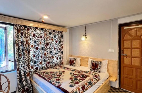 Laripora Hotel | The AISHANA PAHALGAM