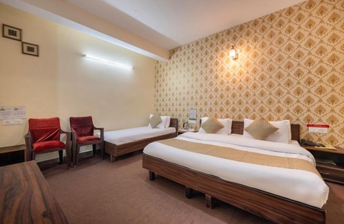 Kufri Hotel | The Ayura Palace l Family Events I Multi Cuisine Restaurant l Sky Bonfire l Lift l Power Backup l Free Parking l Kufri By Exotic Stays