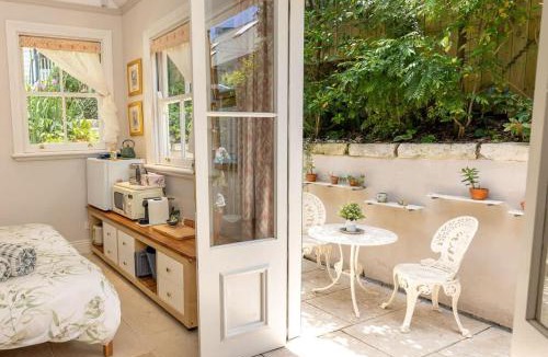Waverton Hotel | The Bath House - Cozy Luxe Garden Cottage near CBD