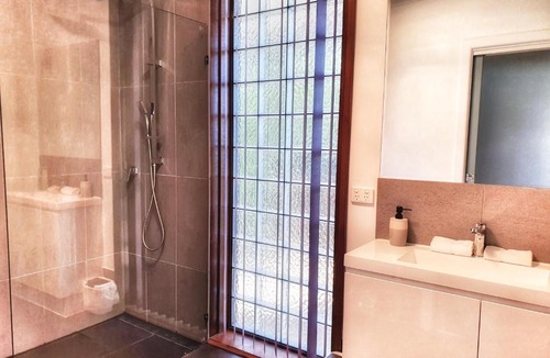 Dover House | The Beach House- private jacuzzi and wood fire!