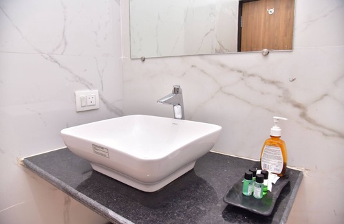 Mirzapur Hotel | The Grand Chandra