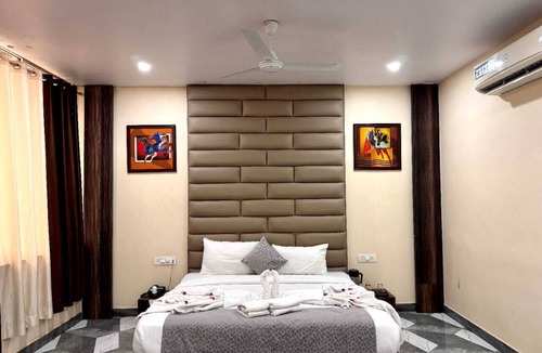 Jabalpur Hotel | THE GRAND