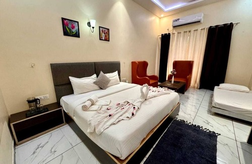 Jabalpur Hotel | THE GRAND