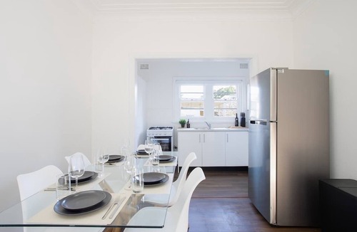 Glebe House | The Heri | Charming 2BR Glebe Retreat with Parking - Walk to Markets and Shops