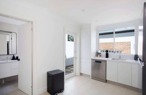 Glebe House | The Johns | Charming 3BR Glebe Terrace + Courtyard - Walk to Market & Cafes