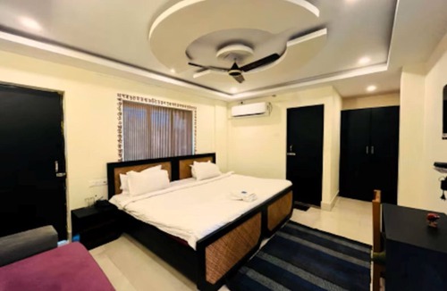 Santiniketan Hotel | The Kolam