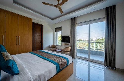 Gurugram Hotel | The Palms Inn I Near Medanta Medicity I Sec-38