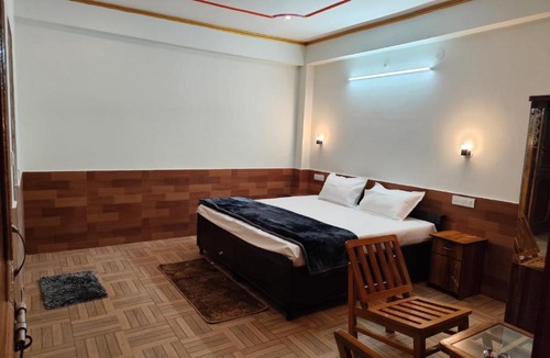Old Manali Hotel | The Valley Vibe Stay and Cafe