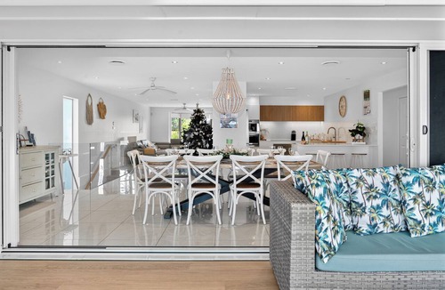 Toukley House | Toukley Waterfront Holiday Home perfect for mutligenerational families,Sleeps 14