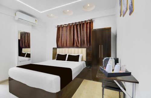 Palasia Hotel | Townhouse Oak Sapphire Star Chappan Market