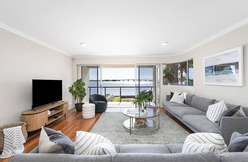 Sylvania Apartment | Tranquil 4-bedroom water view apartment