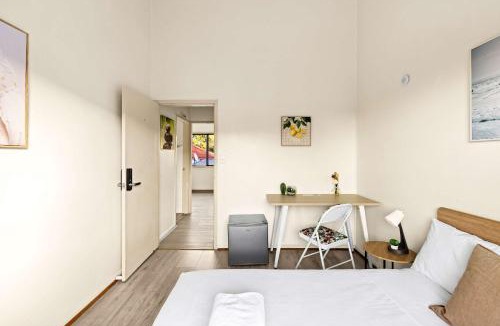 Canley Vale House | Tranquil Double Room - Walk to Train & Cabramatta Eats - Shared Bathroom
