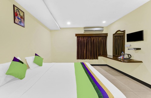 White Town Hotel | Treebo B Coral, 2 Km From Promenade Beach
