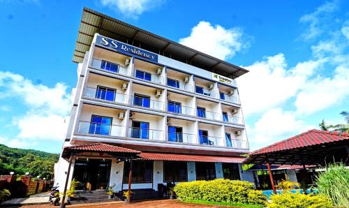 Dapoli Hotel | Treebo SS Residency Mountain View with Swimming Pool