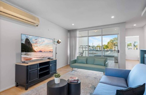 Bulimba Apartment | Tropical Bulimba 2BR Retreat | 2xParking & Netflix