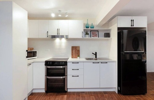 Mundingburra Apartment | Tropical Poolside Studio
