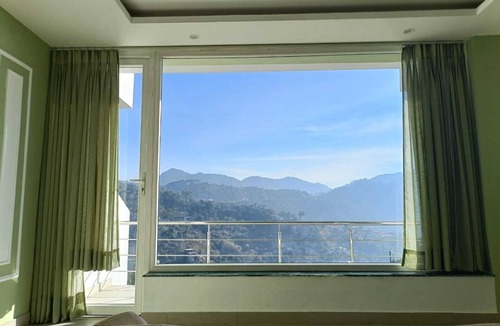 Kumarhatti Apartment | Twin Oaks Kasauli chowk The valley view Sun rise on your bed.