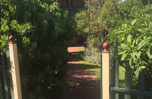 Kanahooka House | Two bedrooms in shared home with amenities, breakfast/central to attractionsn