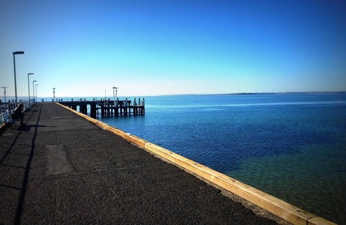 Cowes Apartment | Unit 3-83 Thompson Ave, in the heart of Cowes, includes linen.