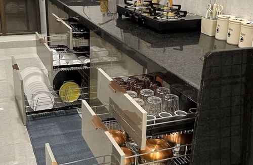 Santacruz Apartment | URBAN PAUSE, 2BHK Apt near BKC,airport&NMACC