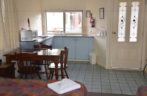 Mount Barker Hotel | Valley Views Motel & Chalets