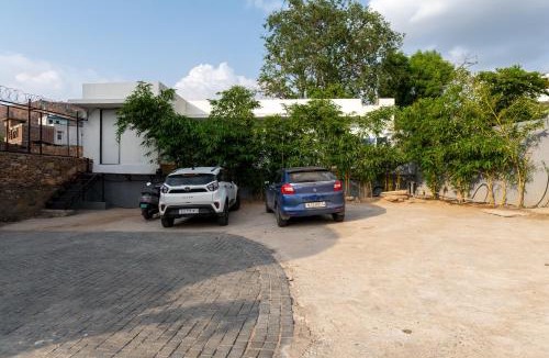 Bedla Villa | Villa Miran Pet-friendly Boutique room in a retreat with Infinity looking Pool, Activity room, Lawn, Garden