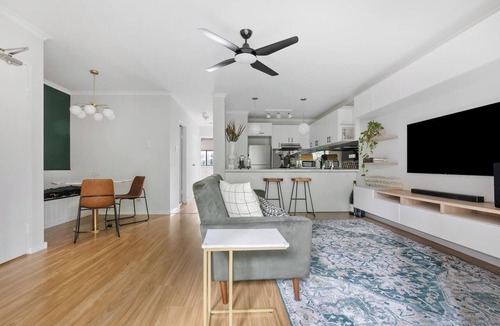 Pyrmont Apartment | Viva Verdant Stroll to Darling Harbour and CBD