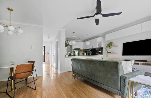 Pyrmont Apartment | Viva Verdant Stroll to Darling Harbour and CBD