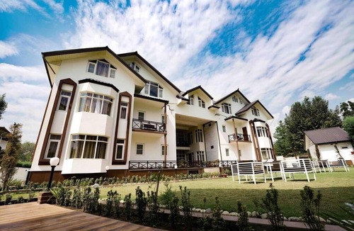 Nishat-Shalimar Apartment | Walisons Homestay Spirea 3 - BHK with Balcony B2